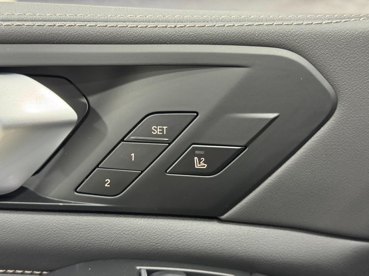 BMW X5 Vehicle Full-screen Gallery Image 24