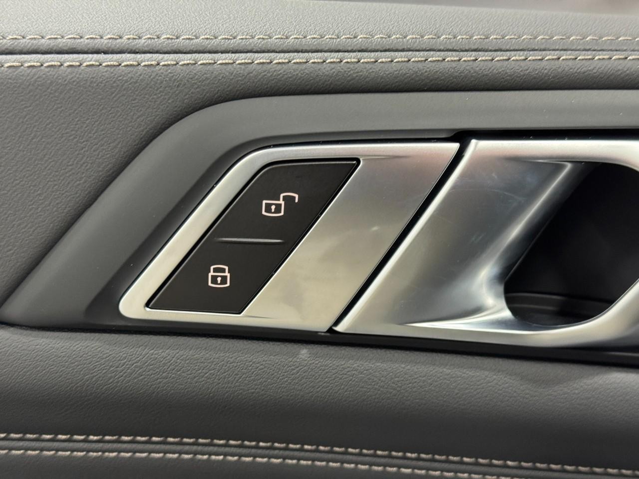 BMW X5 Vehicle Full-screen Gallery Image 25