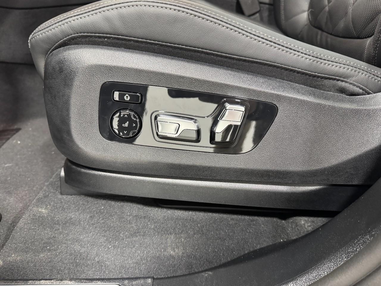 BMW X5 Vehicle Full-screen Gallery Image 30