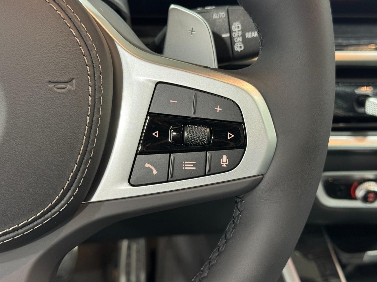 BMW X5 Vehicle Full-screen Gallery Image 33