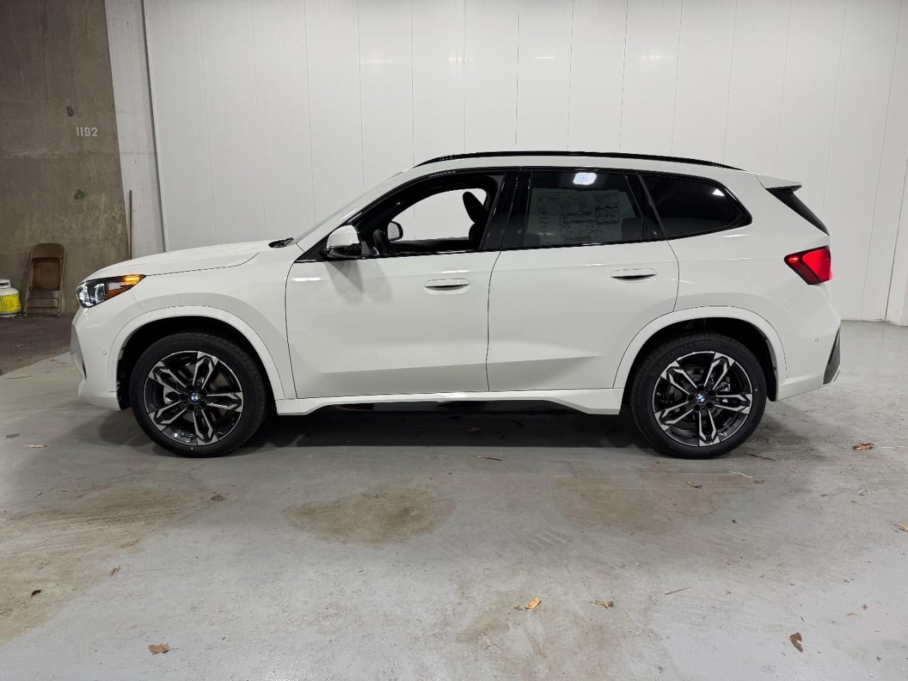 BMW X1 Vehicle Full-screen Gallery Image 2