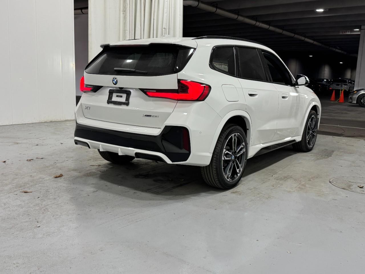 BMW X1 Vehicle Full-screen Gallery Image 4