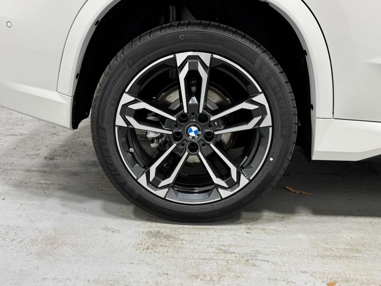 BMW X1 Vehicle Full-screen Gallery Image 5