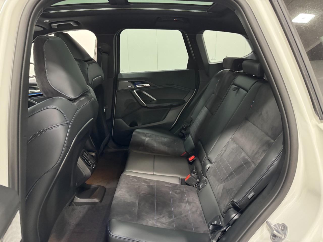 BMW X1 Vehicle Full-screen Gallery Image 8