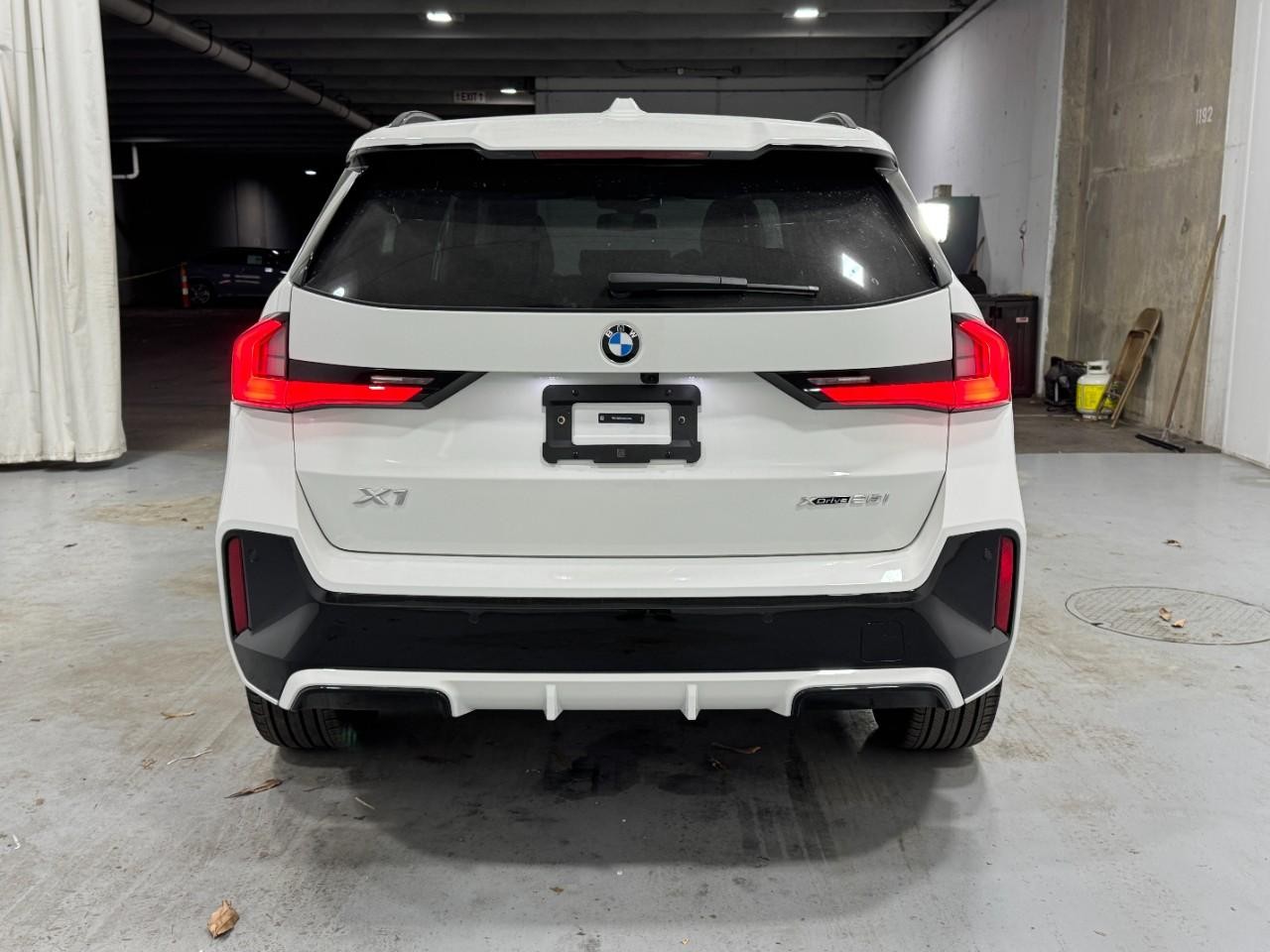BMW X1 Vehicle Full-screen Gallery Image 9