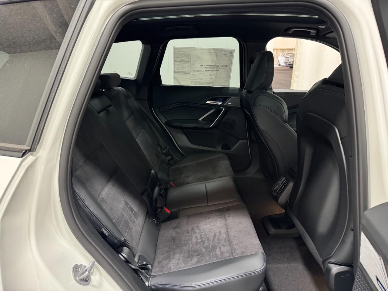 BMW X1 Vehicle Full-screen Gallery Image 10