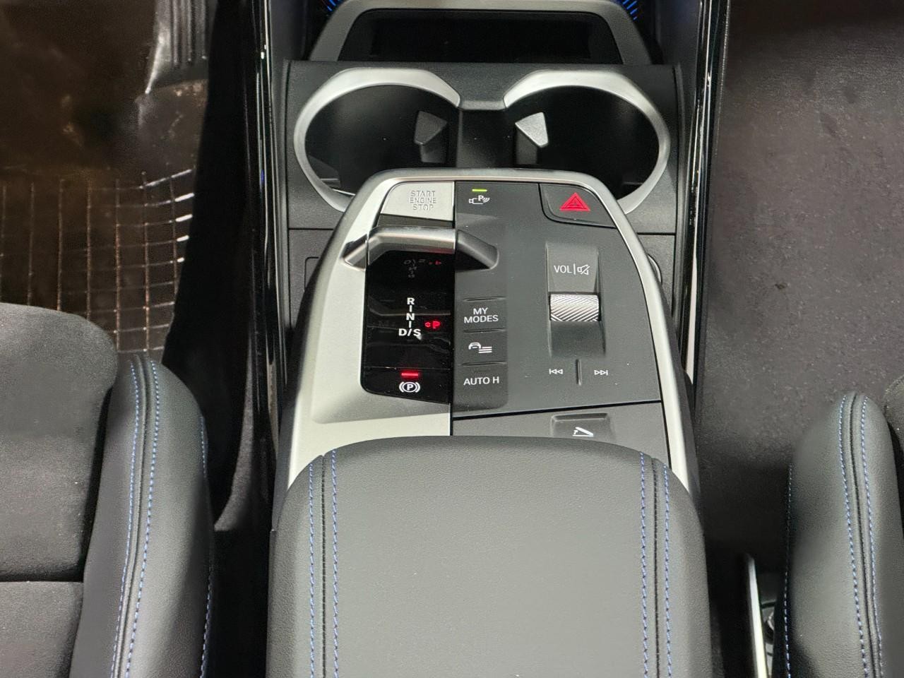 BMW X1 Vehicle Full-screen Gallery Image 15