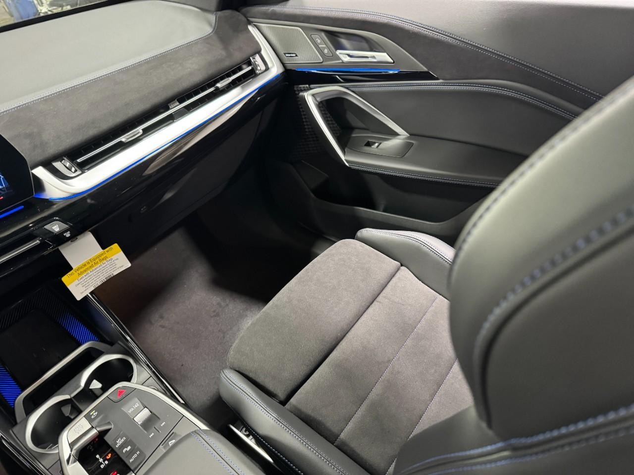 BMW X1 Vehicle Full-screen Gallery Image 16