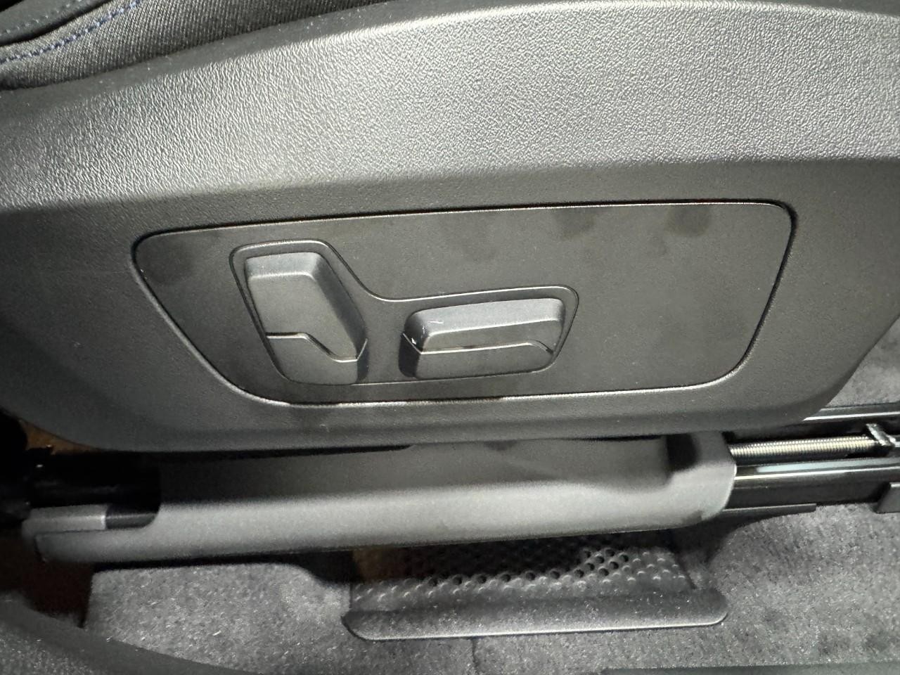 BMW X1 Vehicle Full-screen Gallery Image 20