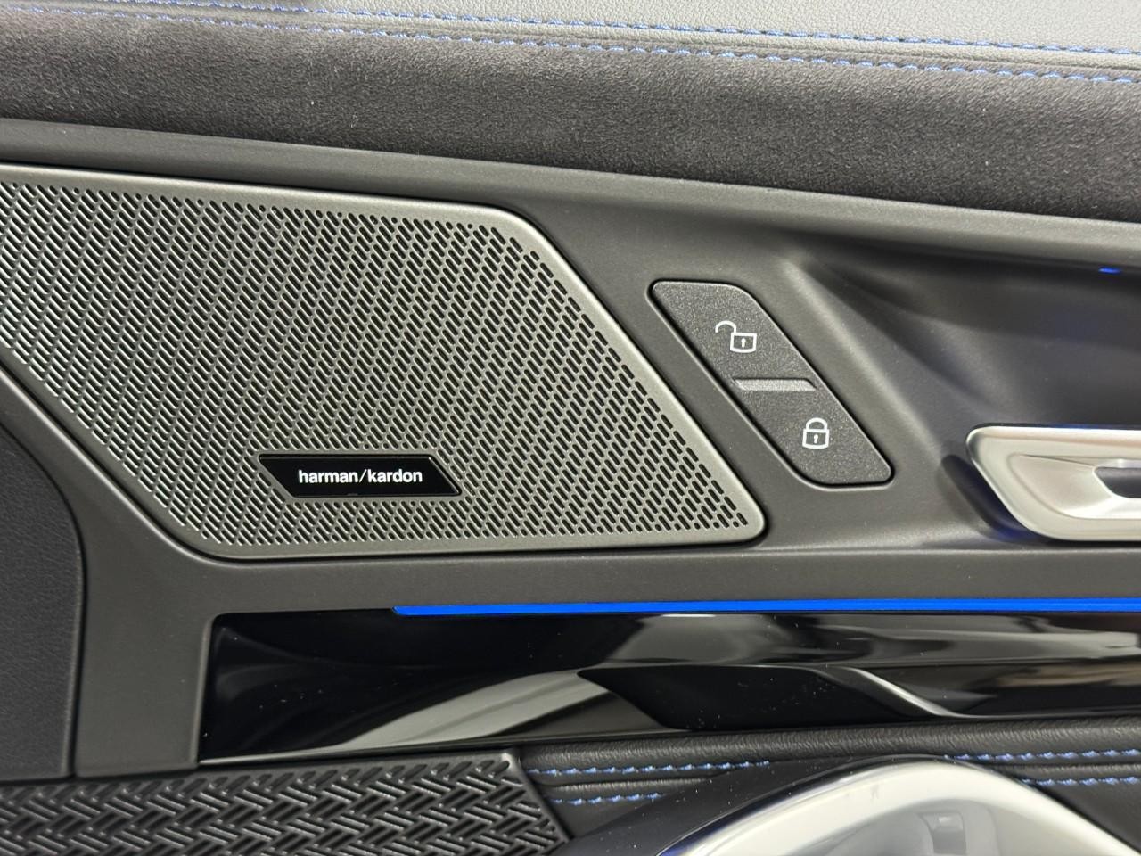 BMW X1 Vehicle Full-screen Gallery Image 21