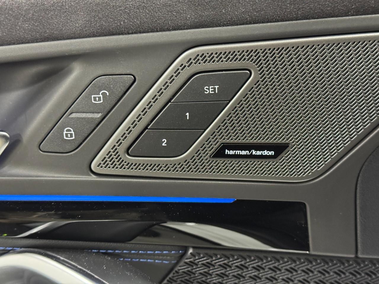 BMW X1 Vehicle Full-screen Gallery Image 23