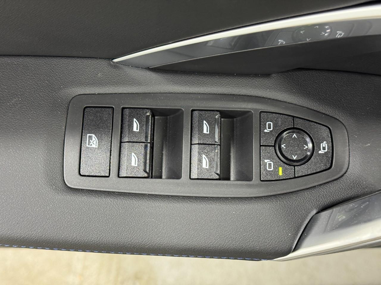 BMW X1 Vehicle Full-screen Gallery Image 24