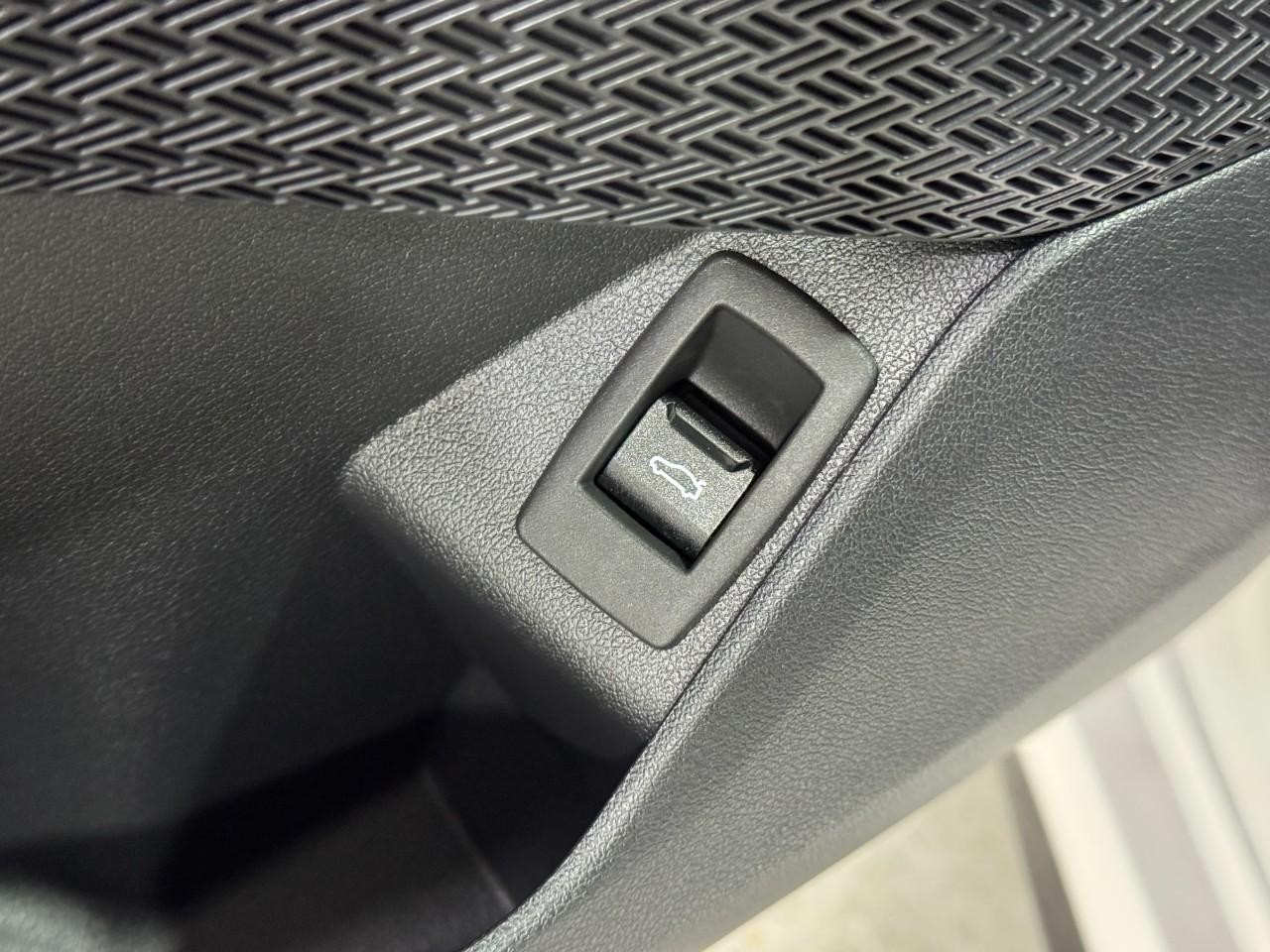 BMW X1 Vehicle Full-screen Gallery Image 25