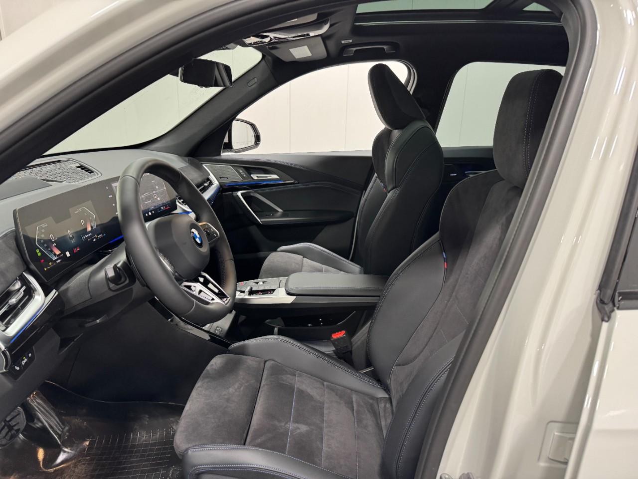 BMW X1 Vehicle Full-screen Gallery Image 26