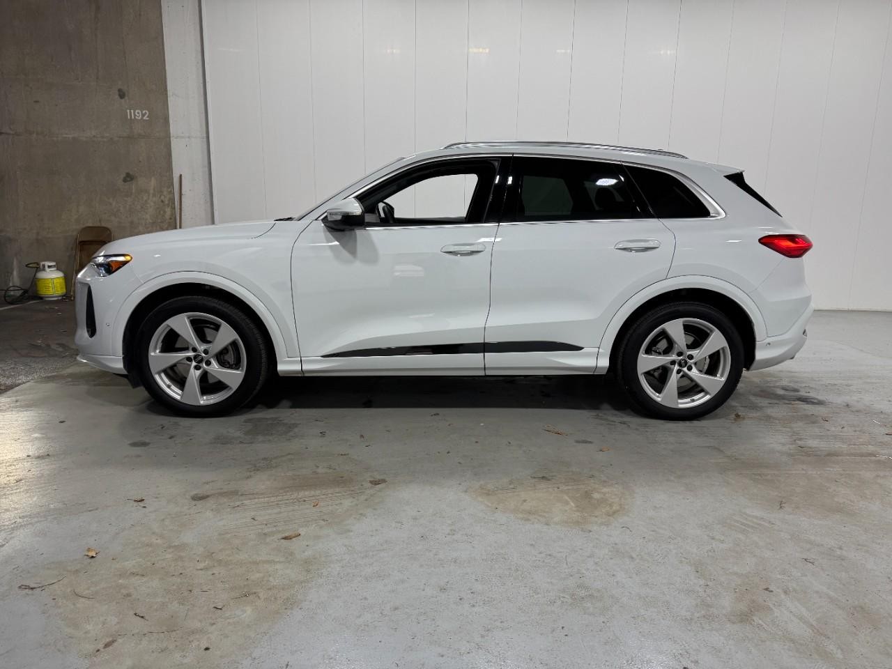 Audi Q5 Vehicle Full-screen Gallery Image 2