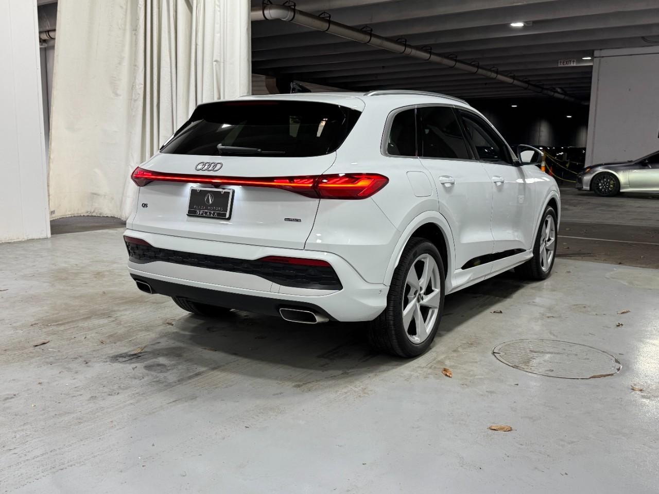 Audi Q5 Vehicle Full-screen Gallery Image 4