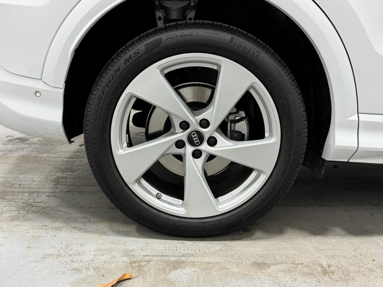 Audi Q5 Vehicle Full-screen Gallery Image 5