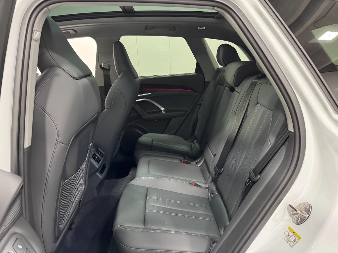 Audi Q5 Vehicle Full-screen Gallery Image 8