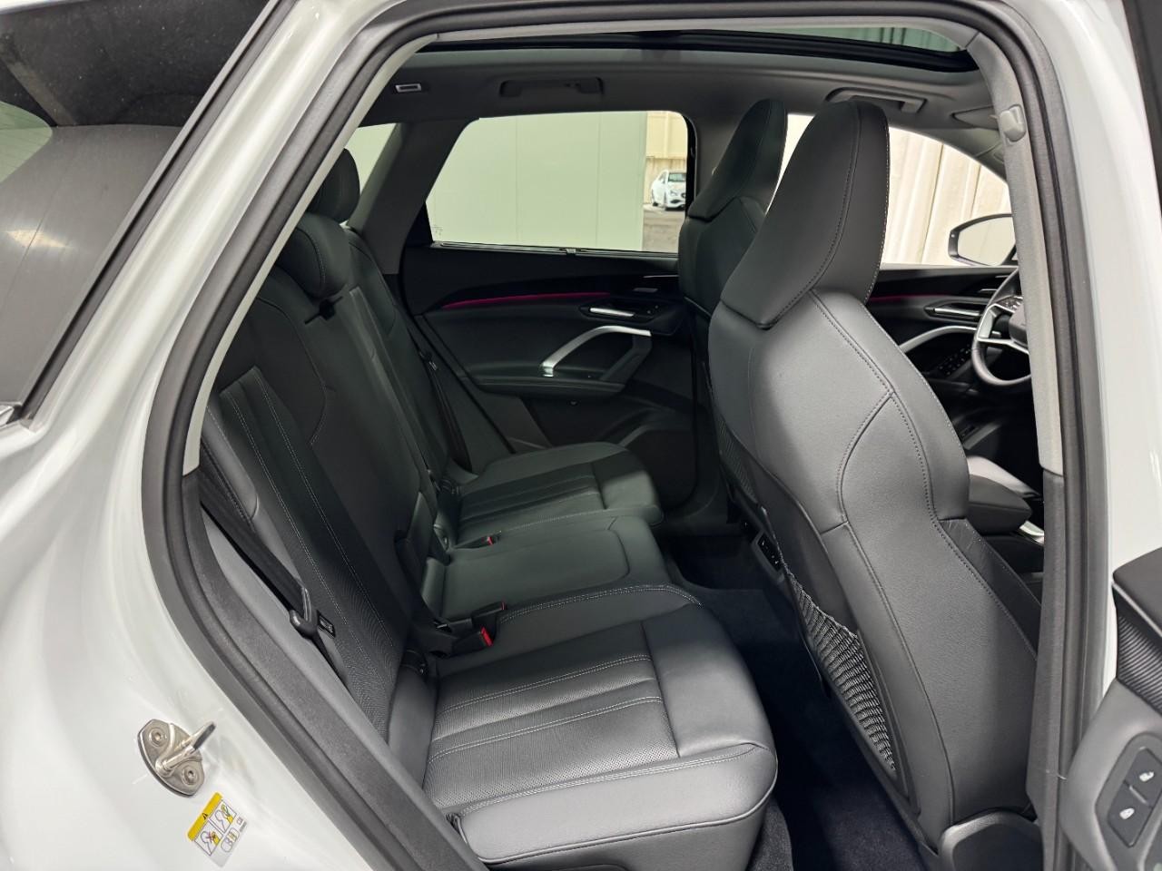 Audi Q5 Vehicle Full-screen Gallery Image 10