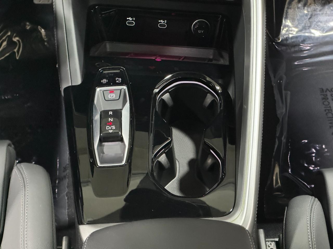 Audi Q5 Vehicle Full-screen Gallery Image 16