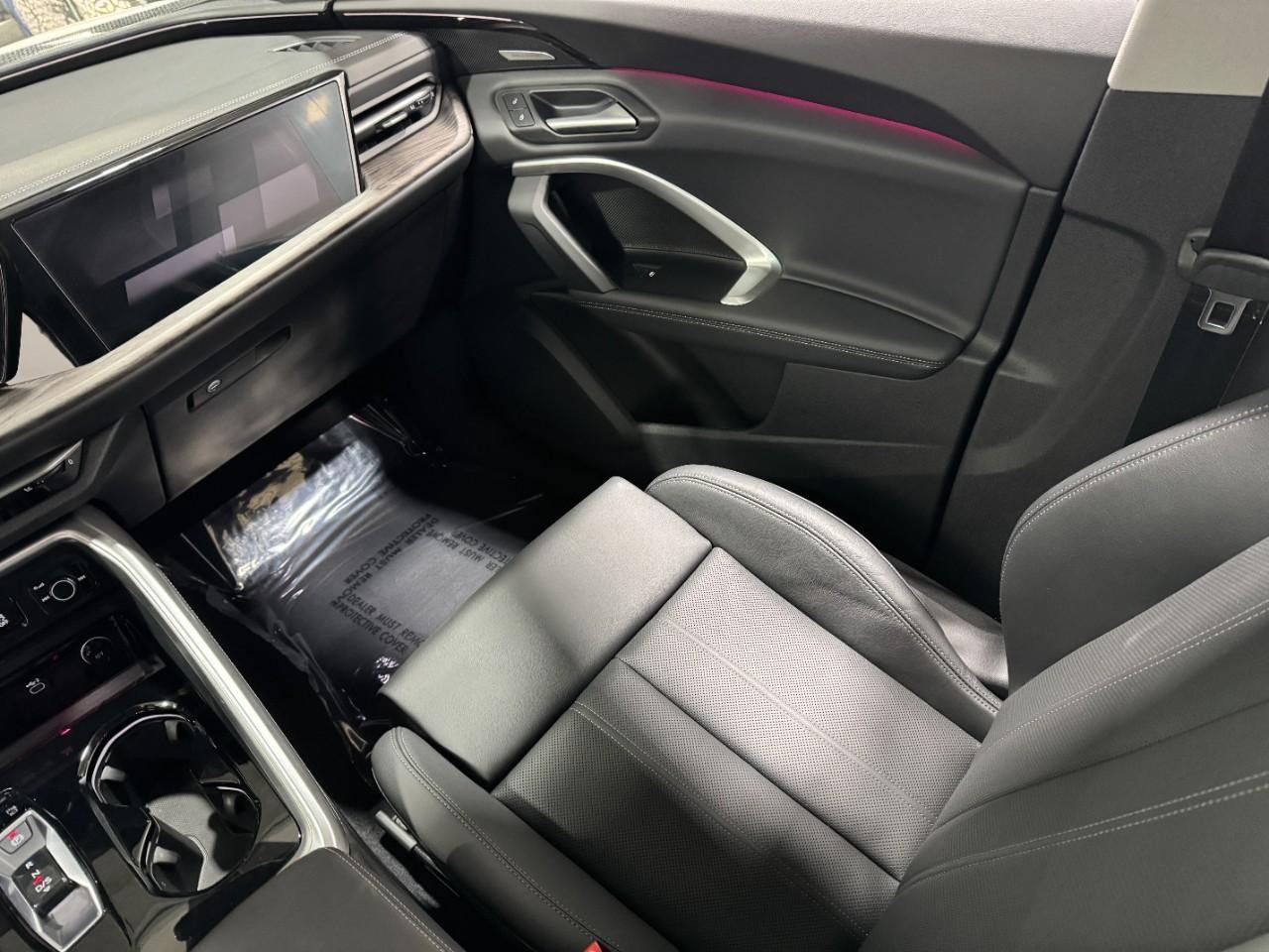 Audi Q5 Vehicle Full-screen Gallery Image 17