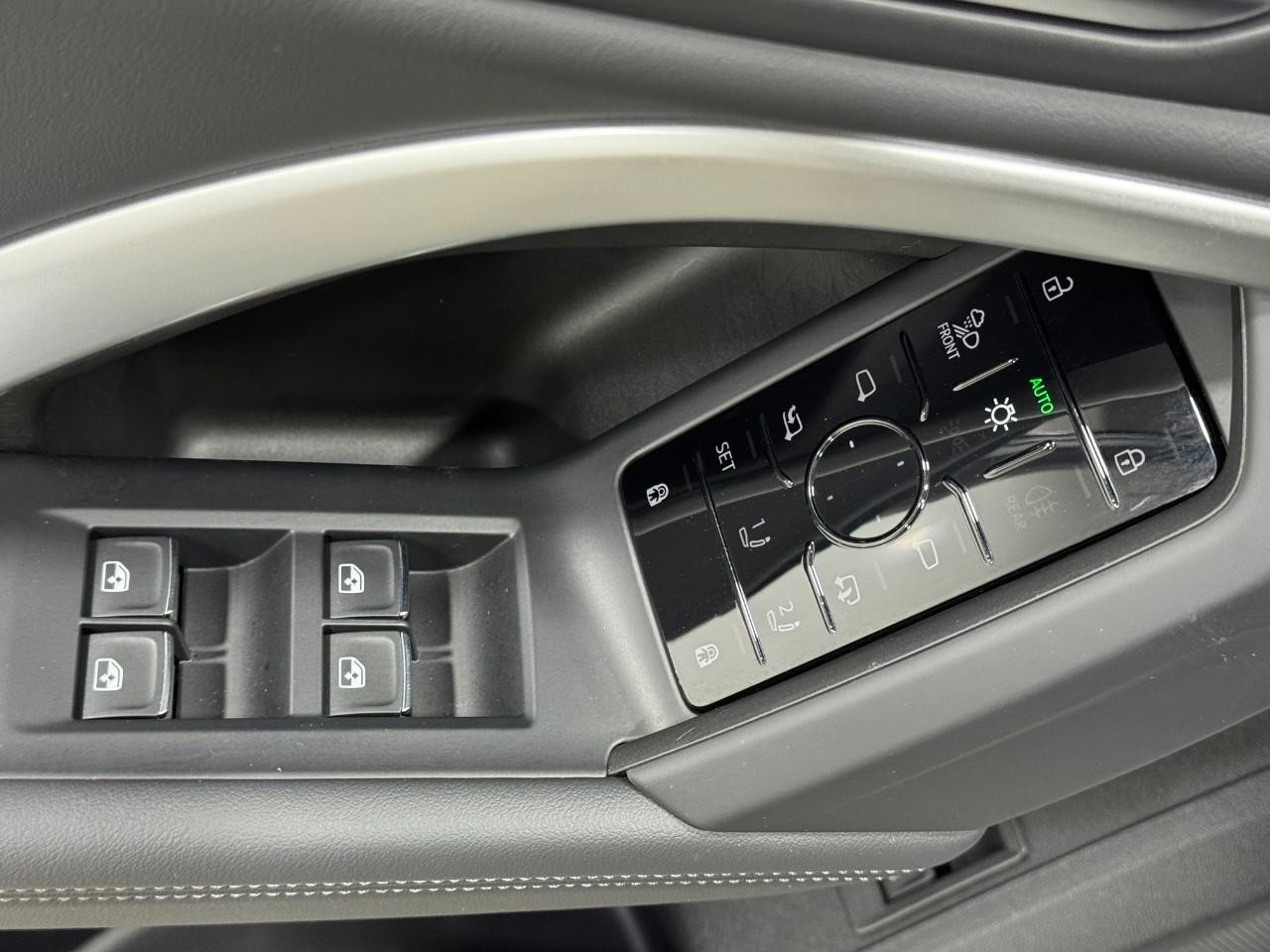 Audi Q5 Vehicle Full-screen Gallery Image 24