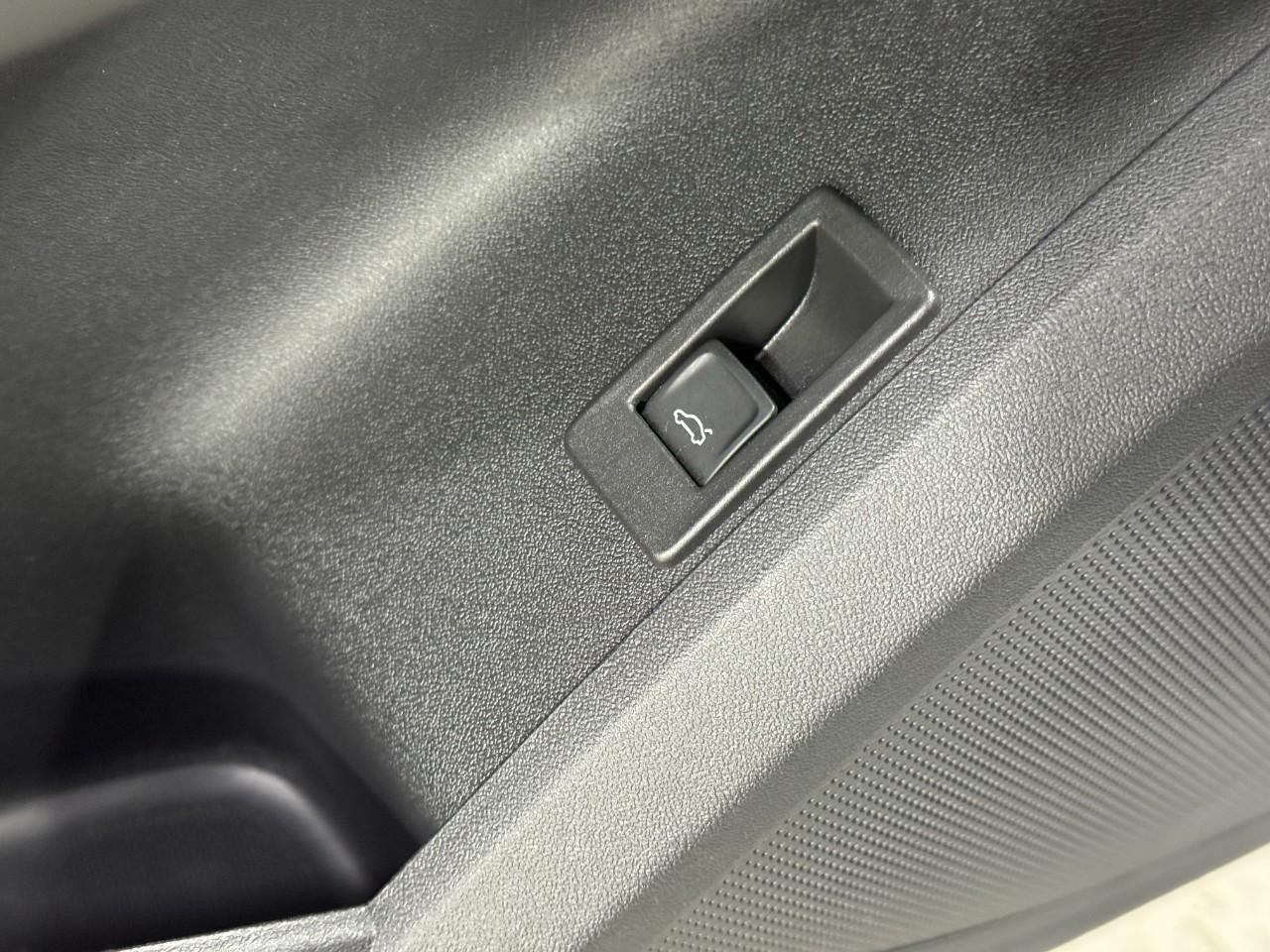 Audi Q5 Vehicle Full-screen Gallery Image 25