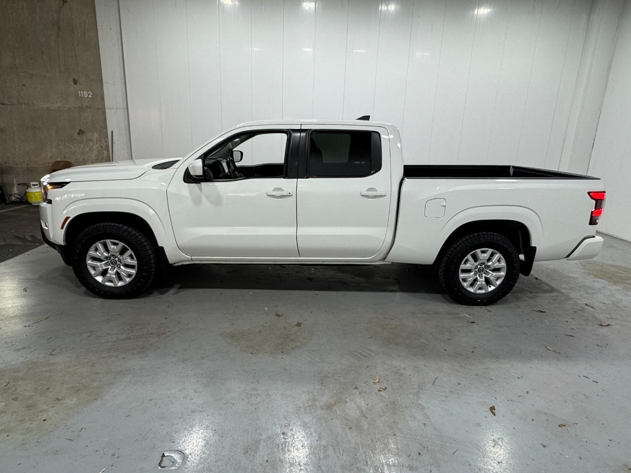 Nissan Frontier Vehicle Full-screen Gallery Image 2