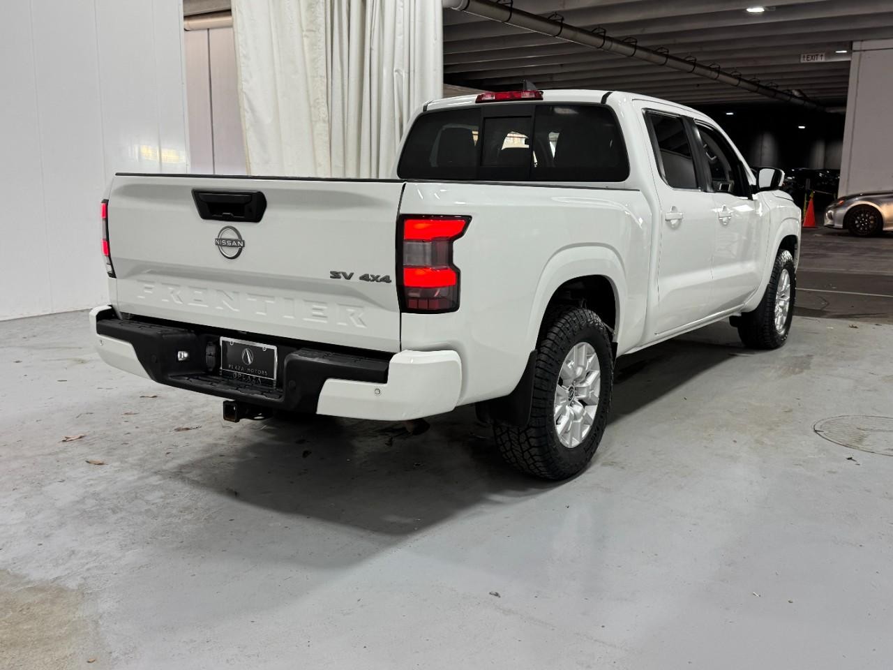 Nissan Frontier Vehicle Full-screen Gallery Image 4