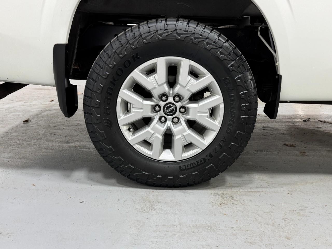 Nissan Frontier Vehicle Full-screen Gallery Image 5