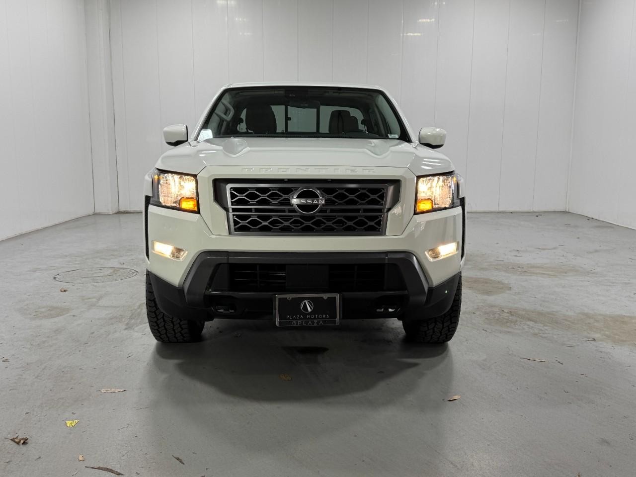 Nissan Frontier Vehicle Full-screen Gallery Image 7
