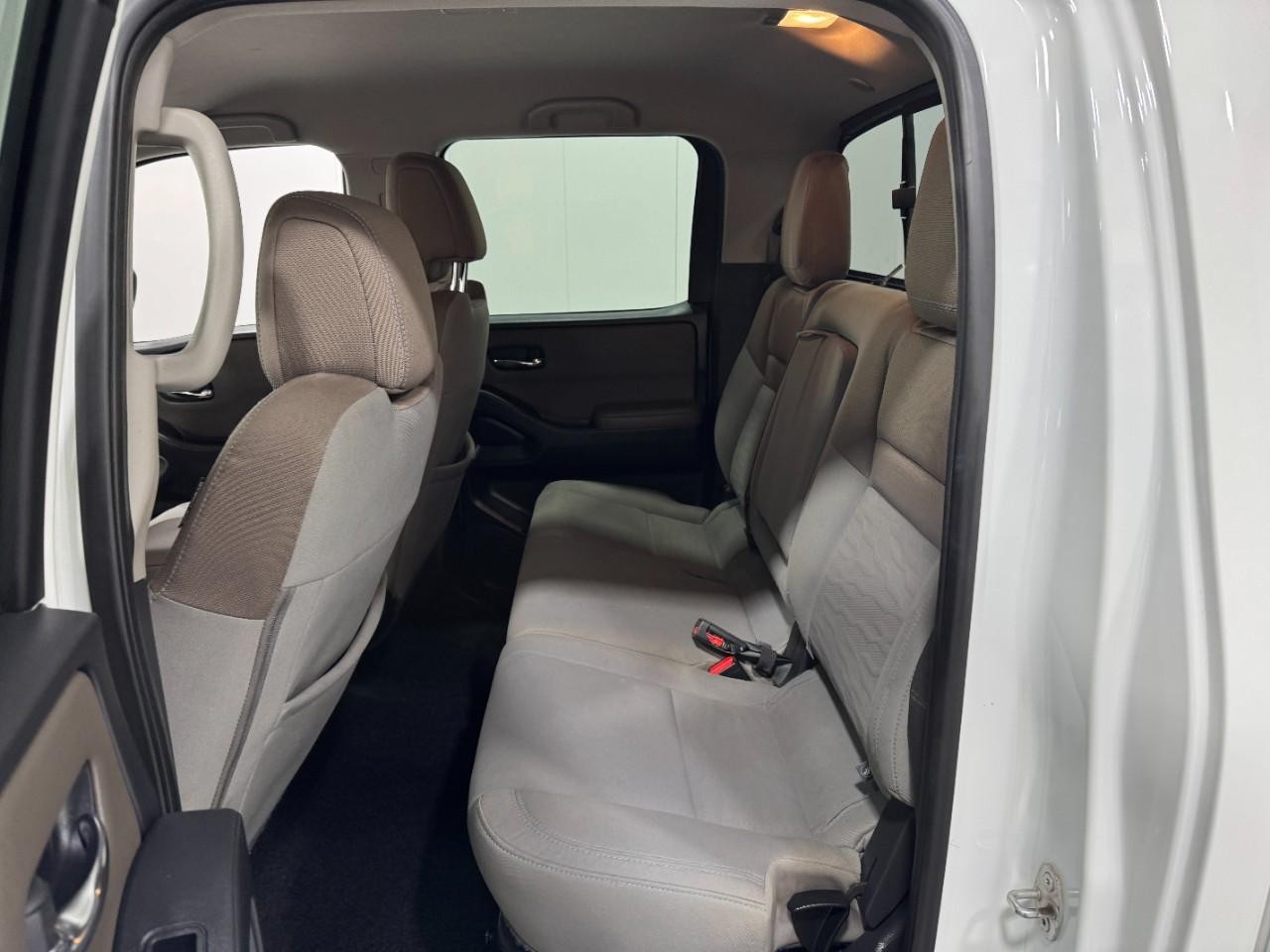 Nissan Frontier Vehicle Full-screen Gallery Image 8