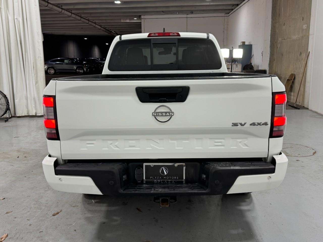 Nissan Frontier Vehicle Full-screen Gallery Image 9