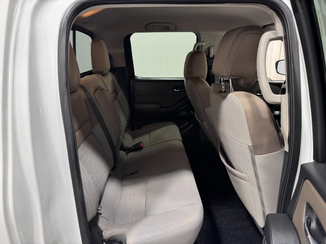 Nissan Frontier Vehicle Full-screen Gallery Image 10