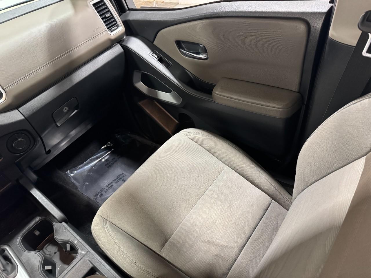 Nissan Frontier Vehicle Full-screen Gallery Image 16