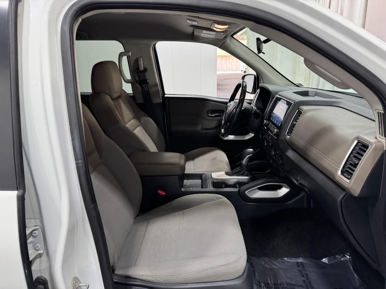 Nissan Frontier Vehicle Full-screen Gallery Image 17