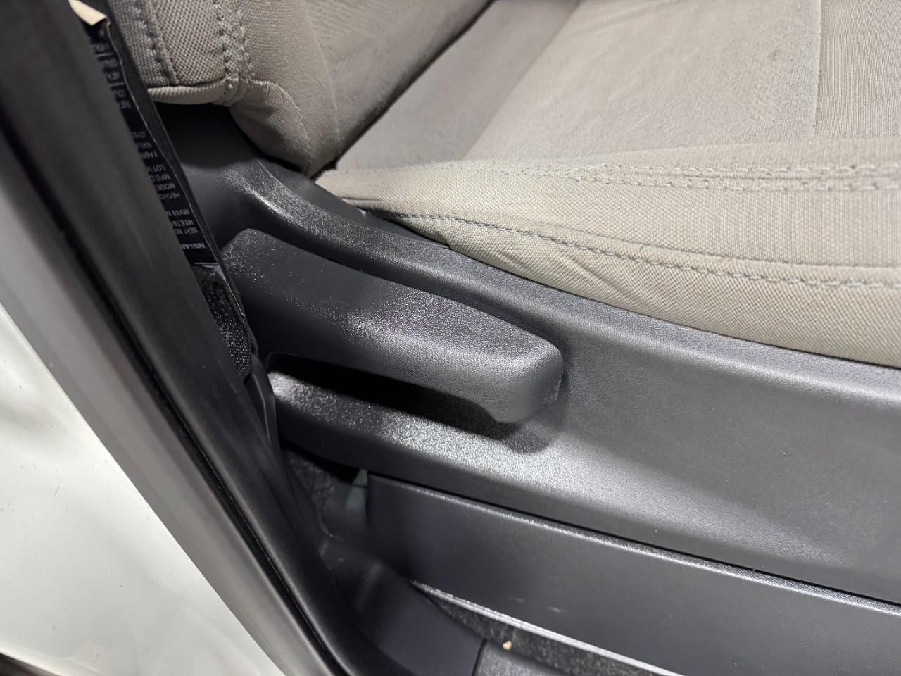 Nissan Frontier Vehicle Full-screen Gallery Image 19