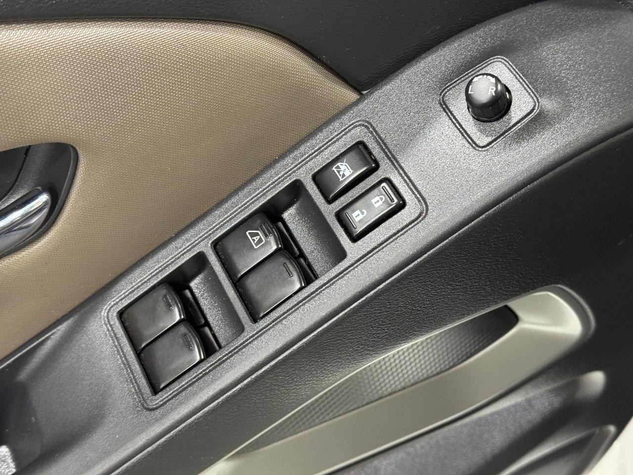 Nissan Frontier Vehicle Full-screen Gallery Image 21