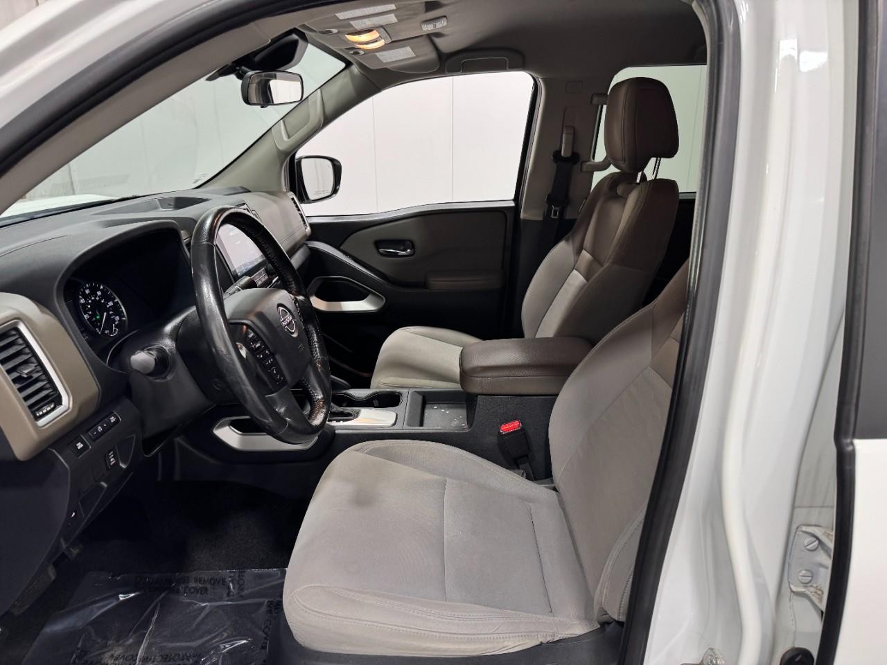 Nissan Frontier Vehicle Full-screen Gallery Image 22