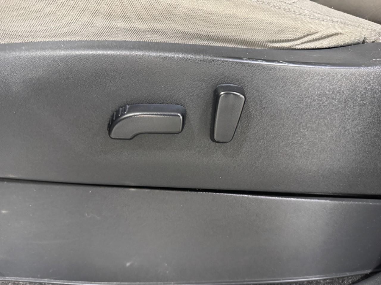 Nissan Frontier Vehicle Full-screen Gallery Image 24