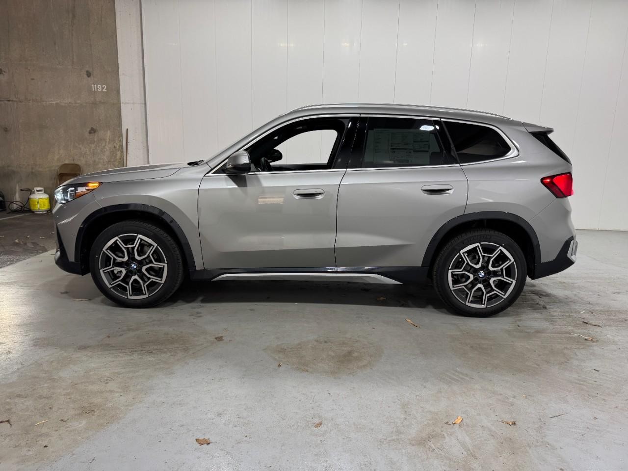 BMW X1 Vehicle Full-screen Gallery Image 2