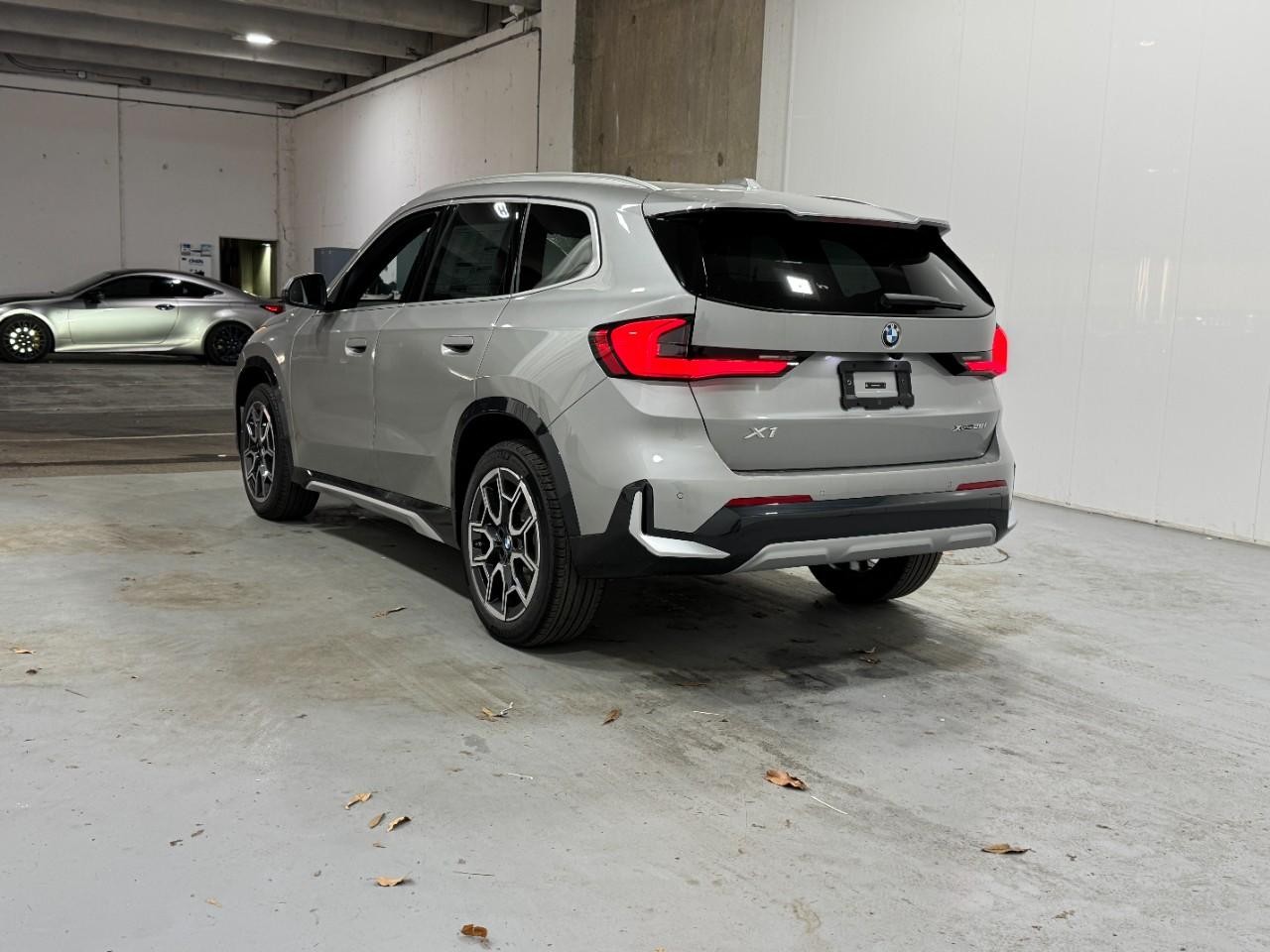 BMW X1 Vehicle Full-screen Gallery Image 3