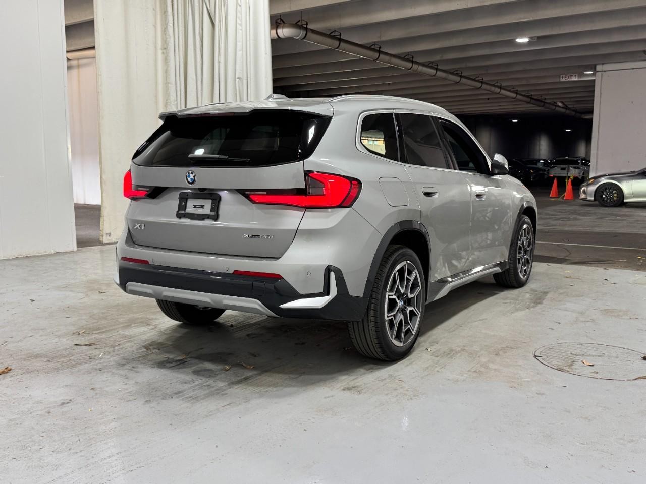 BMW X1 Vehicle Full-screen Gallery Image 4