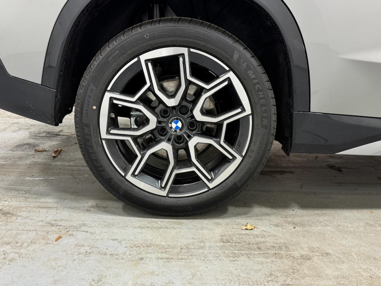 BMW X1 Vehicle Full-screen Gallery Image 5