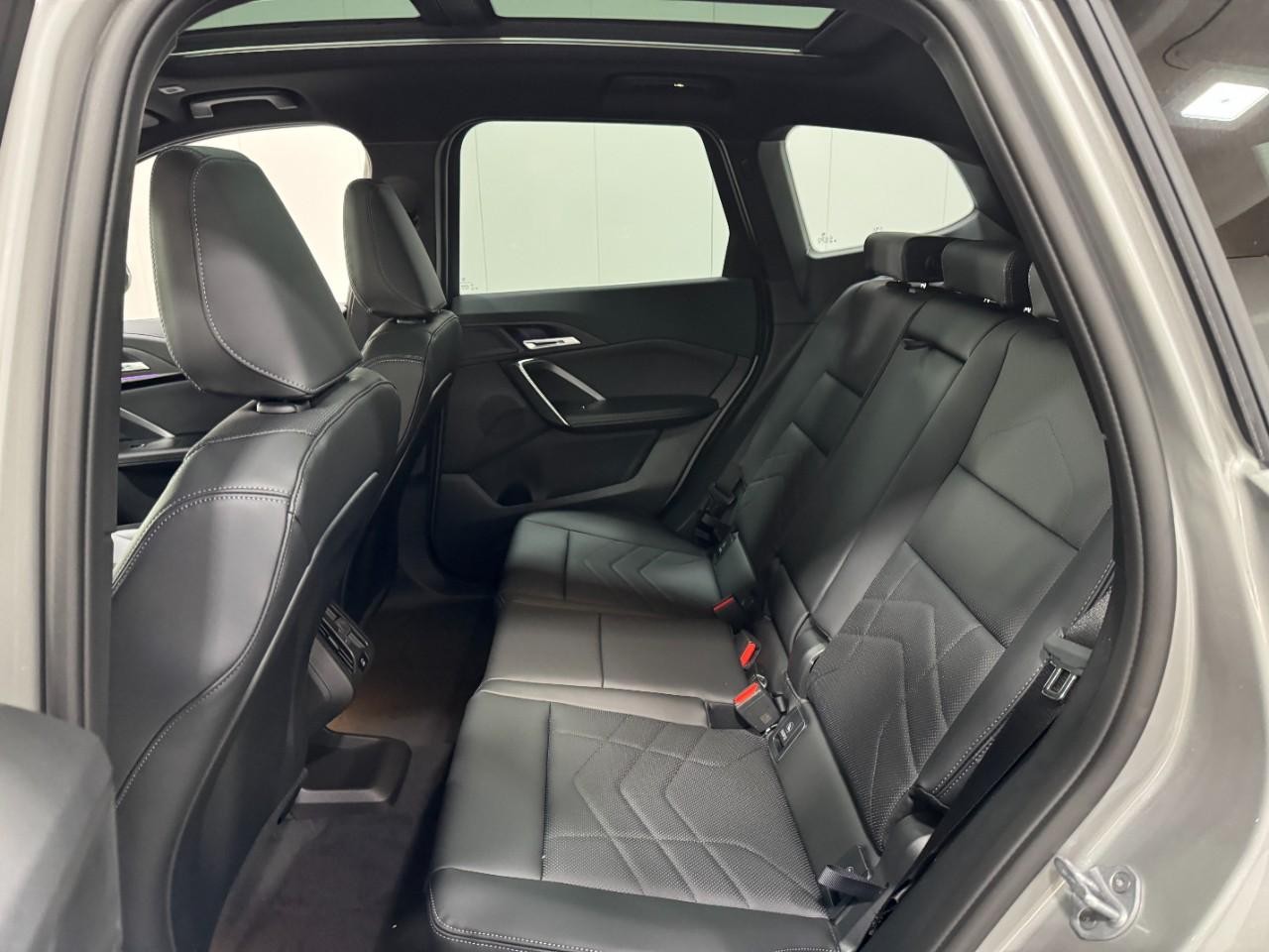 BMW X1 Vehicle Full-screen Gallery Image 8