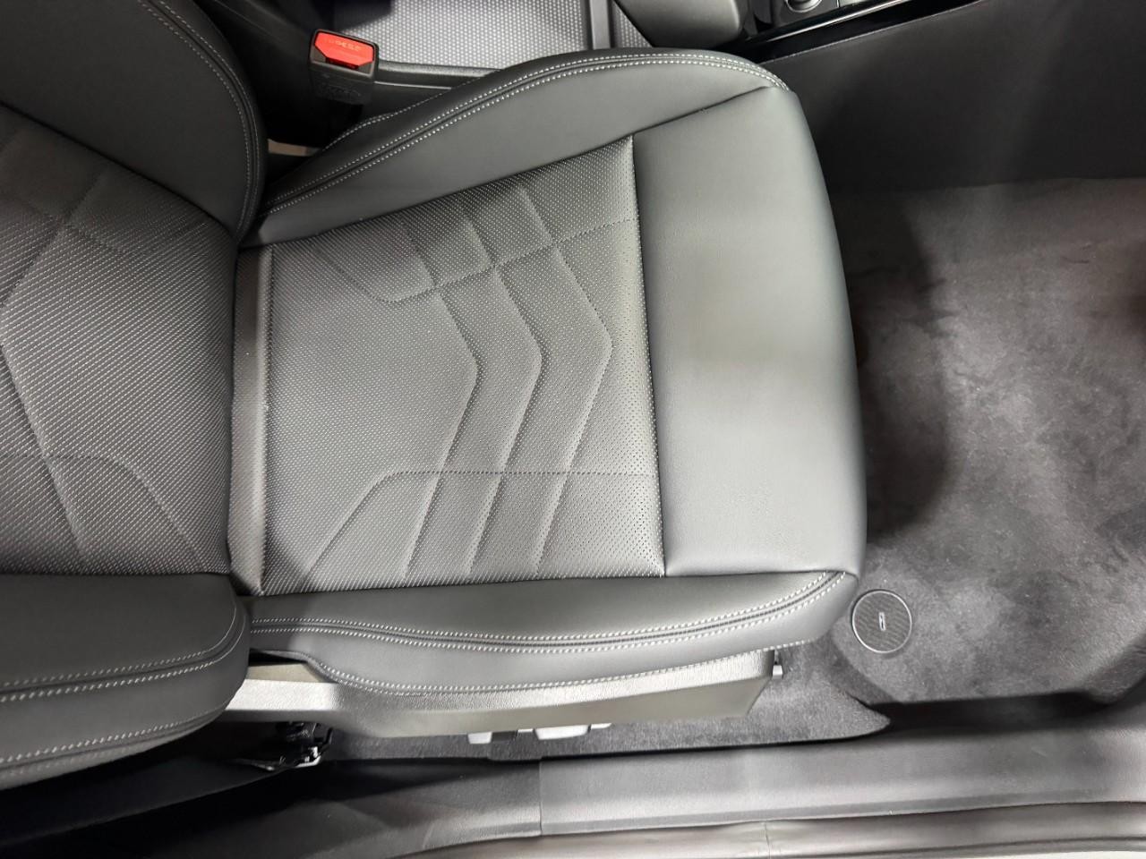 BMW X1 Vehicle Full-screen Gallery Image 18