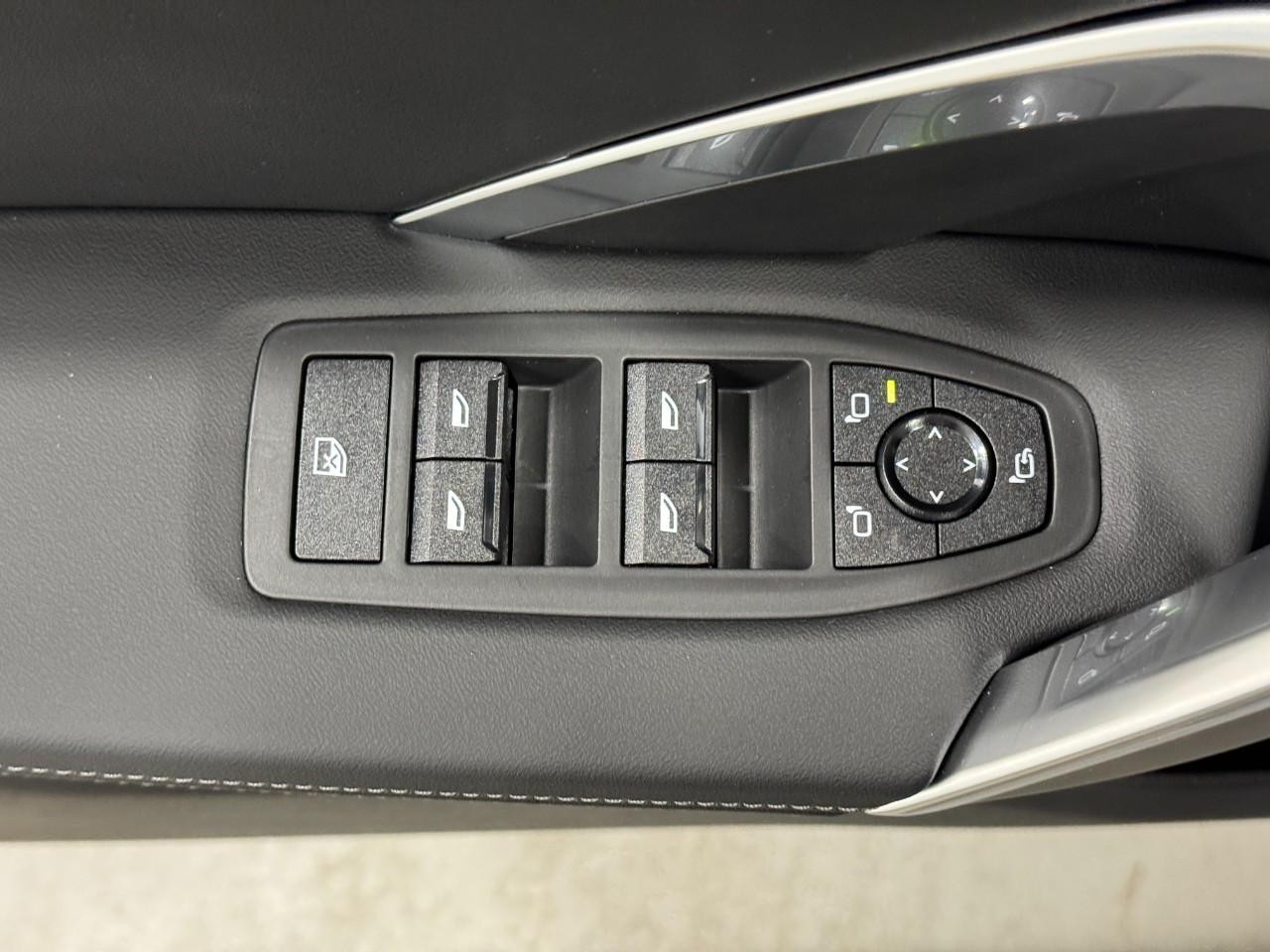 BMW X1 Vehicle Full-screen Gallery Image 21