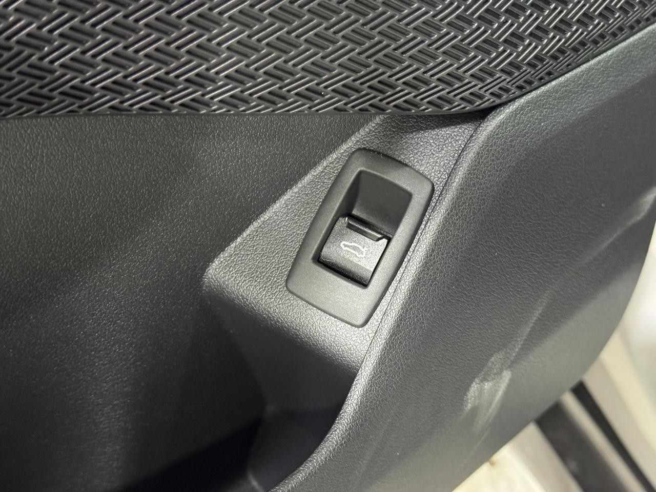 BMW X1 Vehicle Full-screen Gallery Image 22