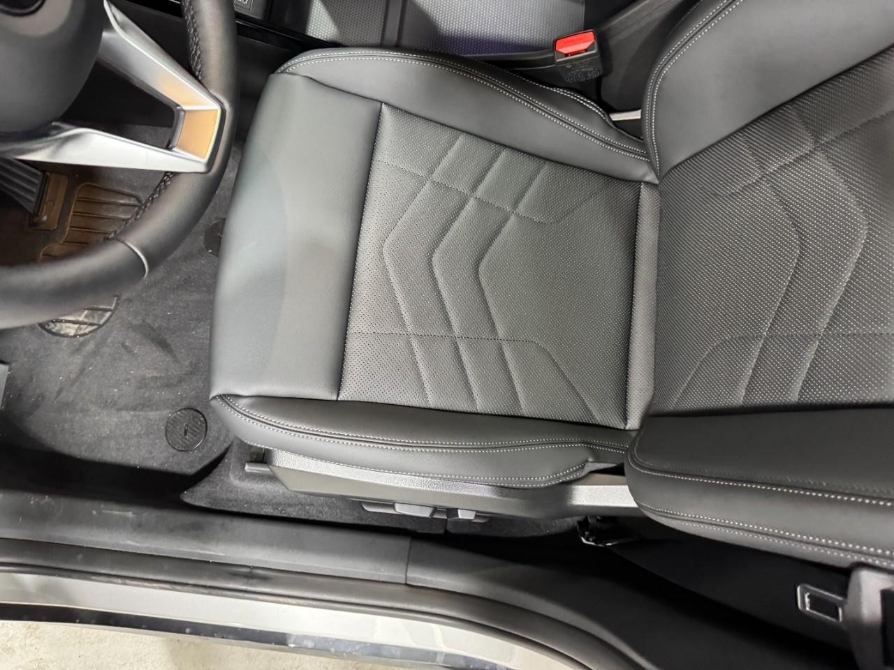 BMW X1 Vehicle Full-screen Gallery Image 24