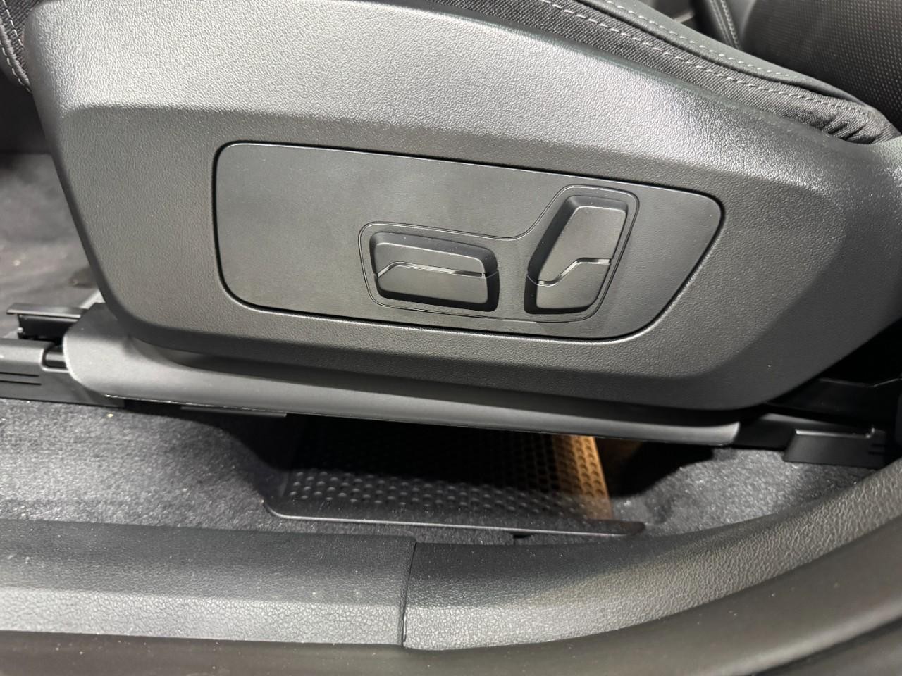 BMW X1 Vehicle Full-screen Gallery Image 25